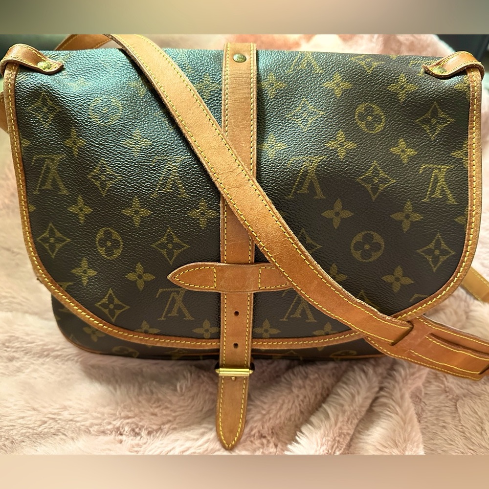 Louis Vuitton Saumur 30 cross body bag